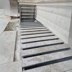 דלת מילוט למערכת קירוי חצר אנגלית – BIG FIX מערכת חיפוי חצר אנגלית מנירוסטה