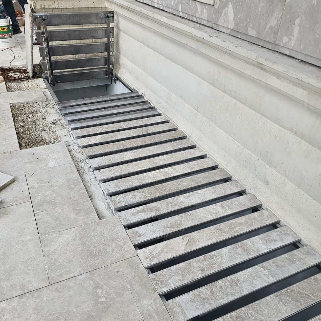 דלת מילוט למערכת קירוי חצר אנגלית דלת מילוט למערכת קירוי חצר אנגלית