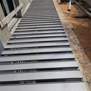 דלת מילוט למערכת קירוי חצר אנגלית – BIG FIX חיפוי חצר אנגלית