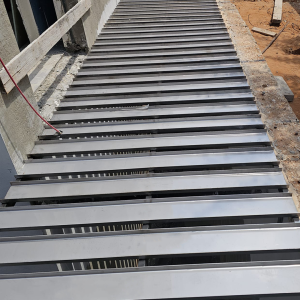 דלת מילוט למערכת קירוי חצר אנגלית – BIG FIX חיפוי חצר אנגלית מנירוסטה