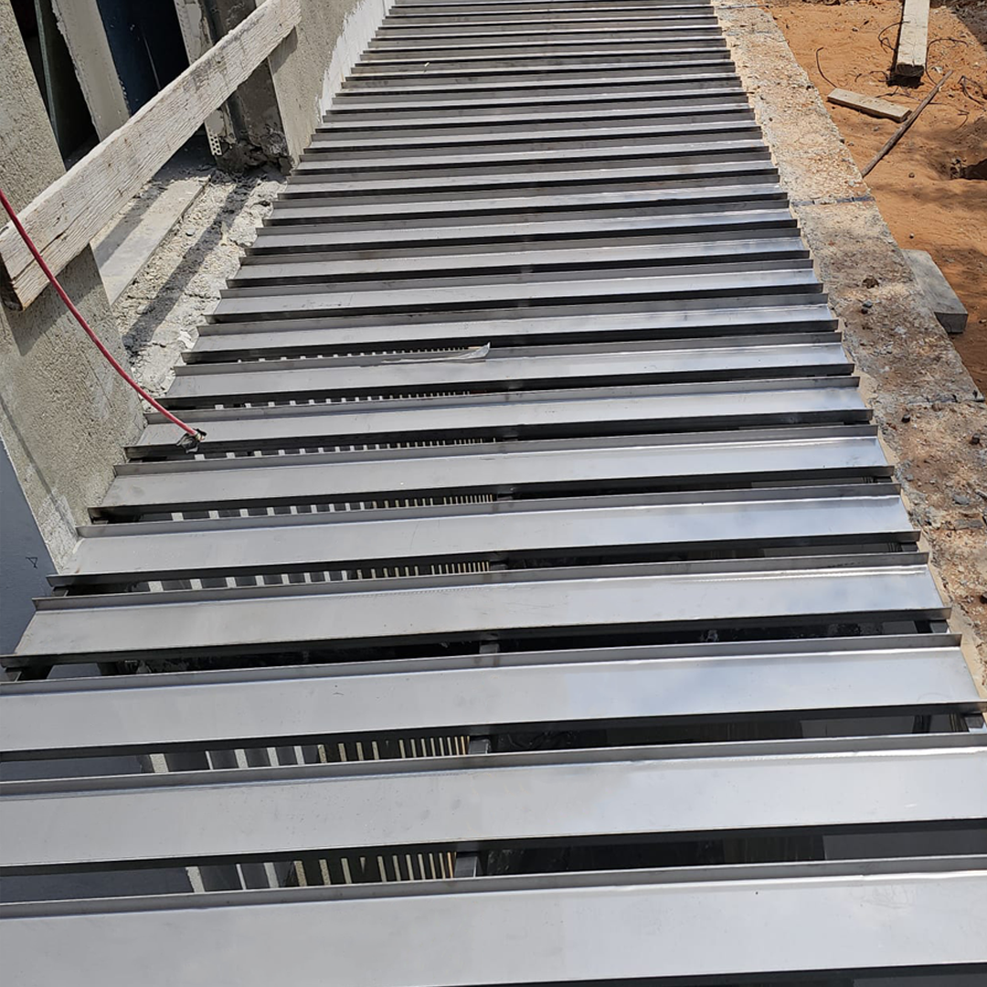 חיפוי חצר אנגלית מנירוסטה חיפוי חצר אנגלית מנירוסטה