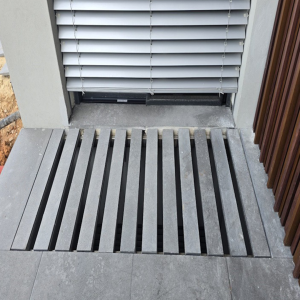 דלת מילוט למערכת קירוי חצר אנגלית – BIG FIX מערכת לחיפוי חצר אנגלית מנירוסטה