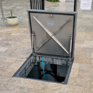 מכסה הידראולי מנירוסטה לחדר מכונות בריכה - ביג פיקס-BIG-FIX